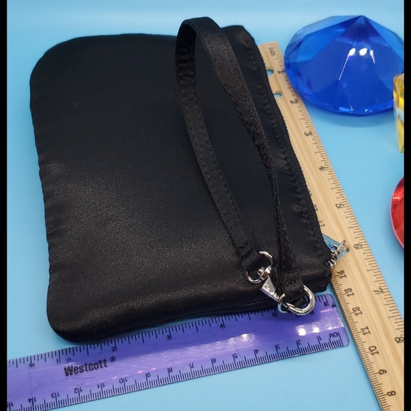 STEVE MADDEN Black rose embroidered wristlet NWOT - Picture 5 of 16